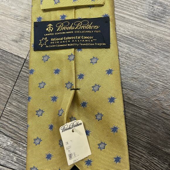 NWT Vintage Brooks Brothers Stars Yellow Mens 58in Woven Pure Silk USA Made Tie - Picture 3 of 7